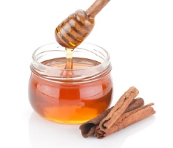 العسل كقناع وحده ، فعال في علاج حب الشباب عن