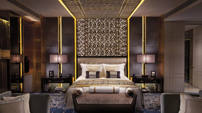 تصميم غرفة فندق بطراز هادئ ولمحة ذهبية