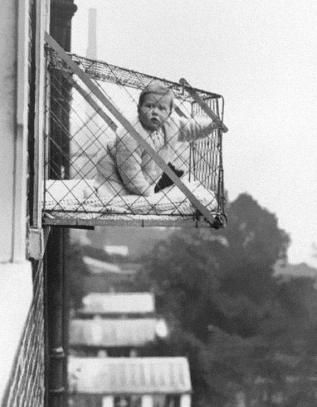 اقفاص الاطفال.. تستخدم لضمان حصول الاطفال على ما يكفيهم من أشعة الشمس والهواء النقي عندما يعيشون في مبنى سكني، كاليفورنيا. 1937