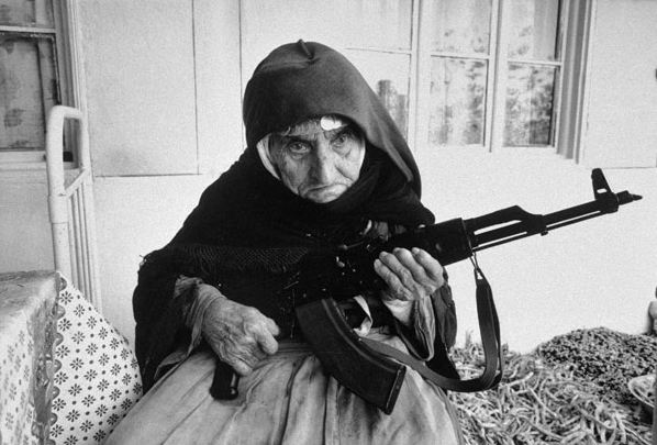 امرأة ارمنية تبلغ من العمر106 عاما تحرس منزلها