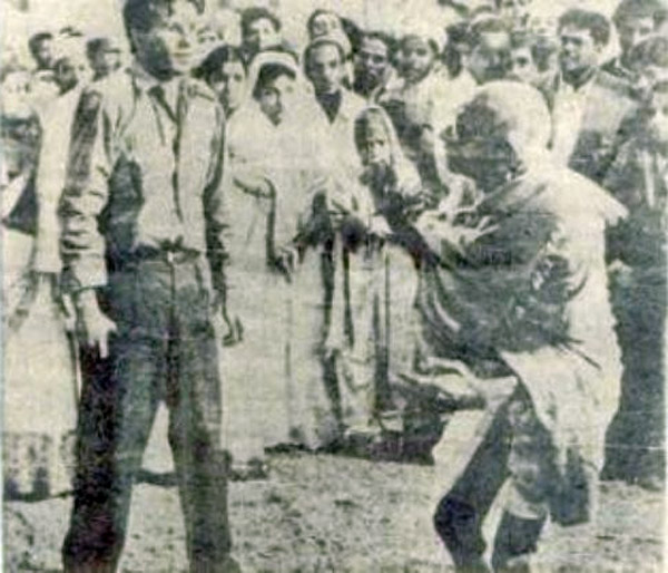 مهاتما غاندي في اخر صورة له قبل ان يطلق عليه أحد الهندوس المتعصبين ثلاث رصاصات قاتلة