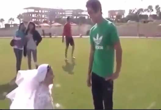 فيديو لفتاة مصرية تطلب يد حبيبها للزواج ...  ولكنه يرفض 
