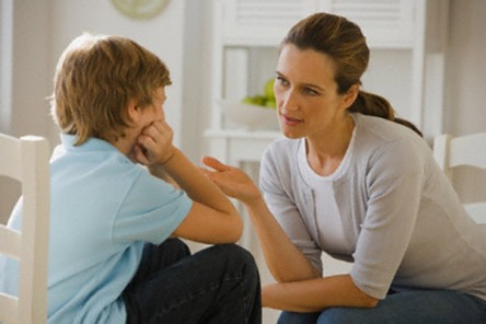 كيف تتعاملين مع أسئلة طفلك الصعبة؟