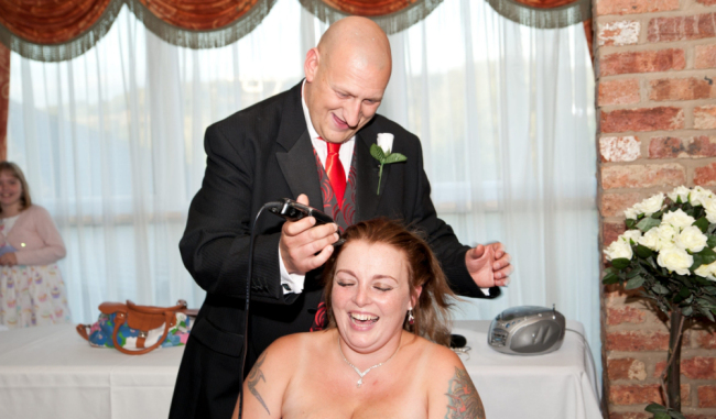 زوج يحلق شعر زوجته بعد ساعة من زواجهم