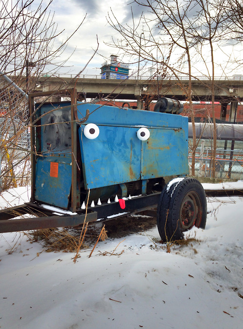 فنان كندي يضيف لمسة مرحة على حاويات القمامة و الأشكال الهندسية في الشوارع ! (4)