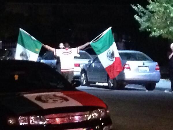 المكسيكيون في أميركا ، يشعلون ساحات كاليفورنيا بحفلات فوزهم في مباريات المونديال (2)