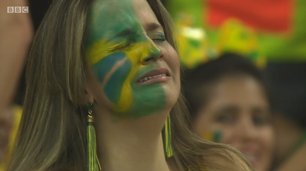 ردة فعل مؤلمة لمشجعي منتخب البرازيل بعد خسارتهم الفادحة أمام ألمانيا (1)