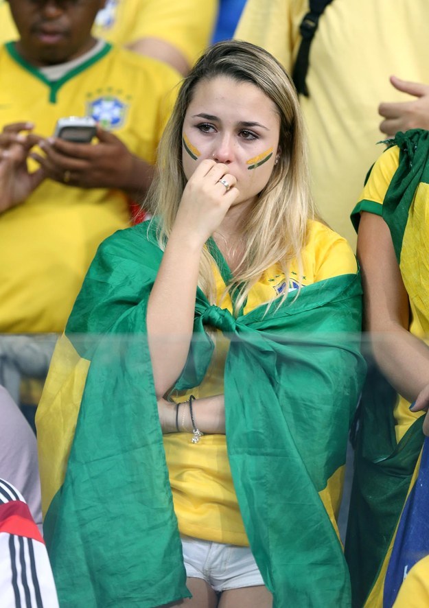 ردة فعل مؤلمة لمشجعي منتخب البرازيل بعد خسارتهم الفادحة أمام ألمانيا (2)