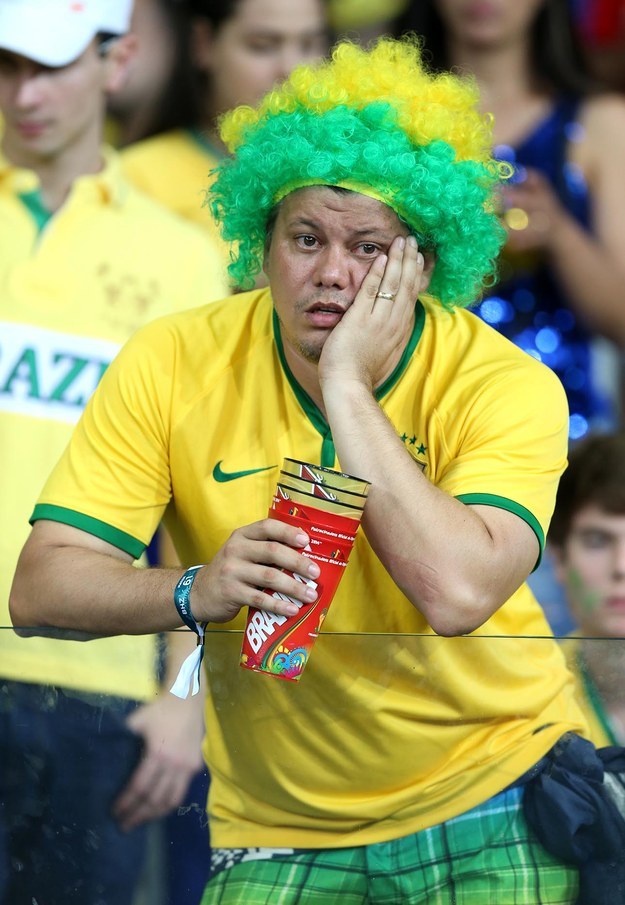ردة فعل مؤلمة لمشجعي منتخب البرازيل بعد خسارتهم الفادحة أمام ألمانيا (4)