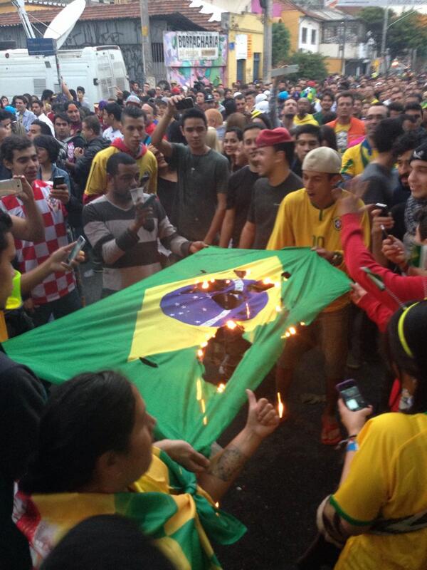 ردة فعل مؤلمة لمشجعي منتخب البرازيل بعد خسارتهم الفادحة أمام ألمانيا