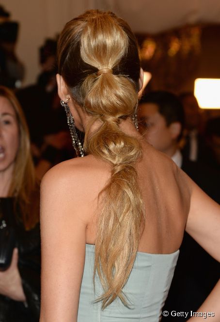 1559-blake-lively-with-a-bubble-ponytail-0x665-1