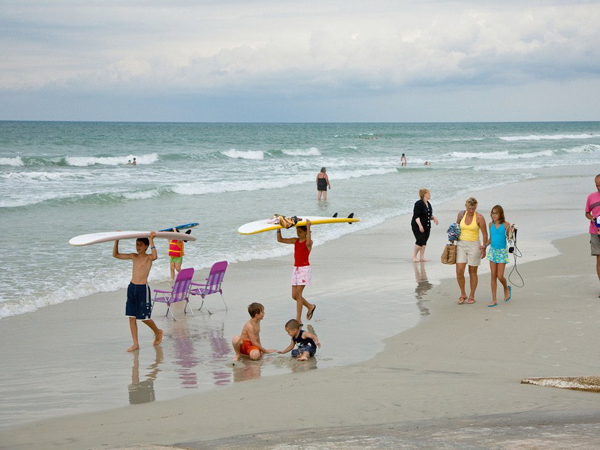 شاطىء نيو سميرنا في ولاية فلوريدا الأمريكية أكثر مكان لتواجد اسماك القرش
