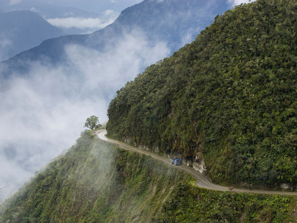 طريق يونغاس في بوليفيا ويعرف بطرق الموت