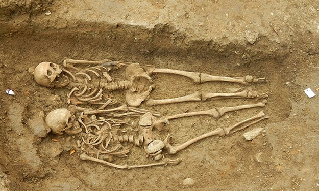 علماء الآثار يكتشوف بقايا زوجين ماتوا ممسكين بأيديهم سوياً (2)