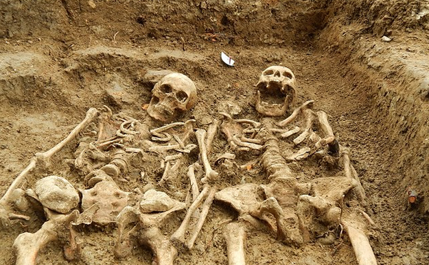 علماء الآثار يكتشوف بقايا زوجين ماتوا ممسكين بأيديهم سوياً (3)