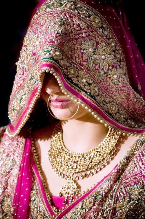 العرائس تغطي وجوههم مع الحجاب أمام شيوخهم. في راجستان ، الهند