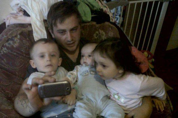 الأب مع الاطفال الثلاثة