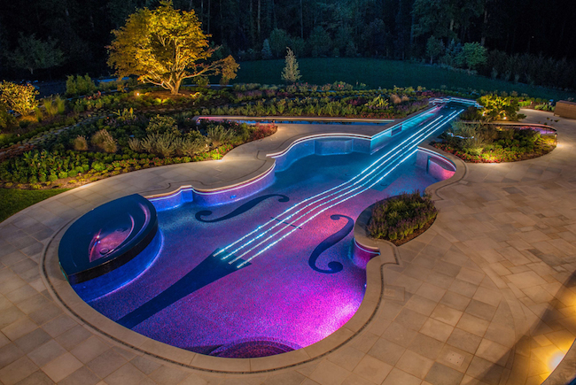 حوض سباحة على شكل الكمان مع إضافة إضاءه جميلة