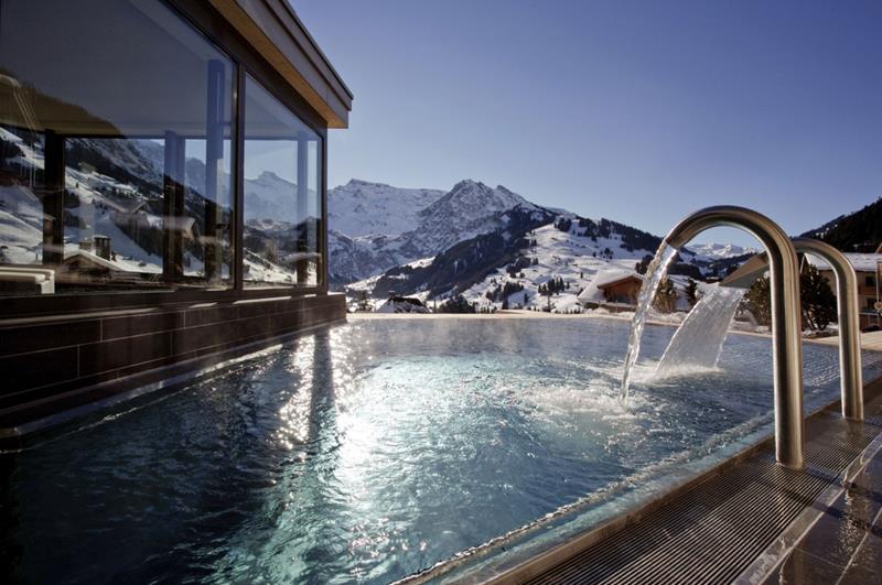 بركة سباحة  في سويسرا مطلعة ع جبال الالب