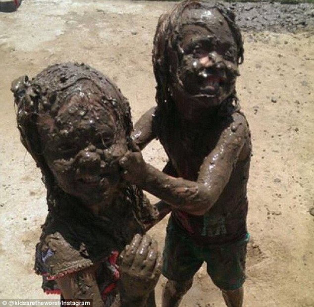 أطفال يلعبون بالطين