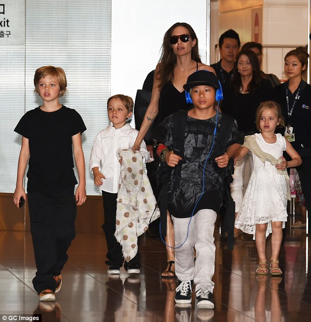 أنجلينا جولي برفقة أطفالها