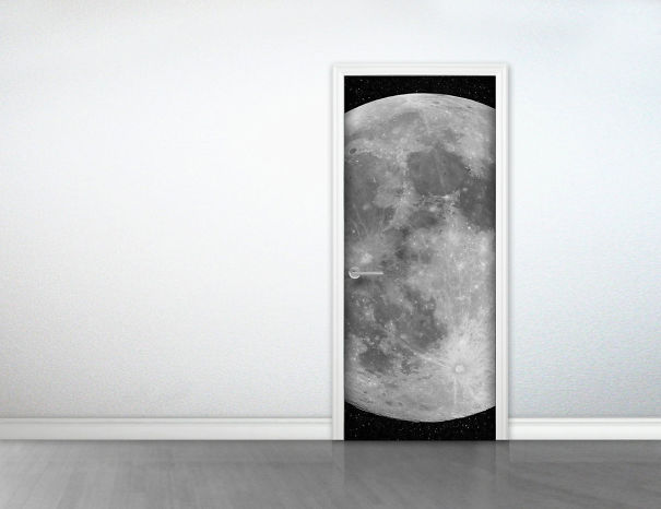 ملصق على شكل قمر يتم وضعه على الأبواب