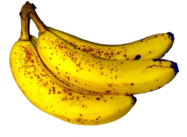 الموز الأصفر مع بقع سوداء الموز و فوائده على حسب لونه