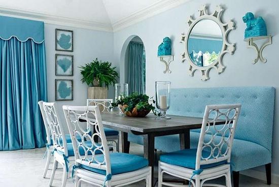 مائدة طعام بطاولة خشبية وكراسي بيضاء بمقعدية زرقاء