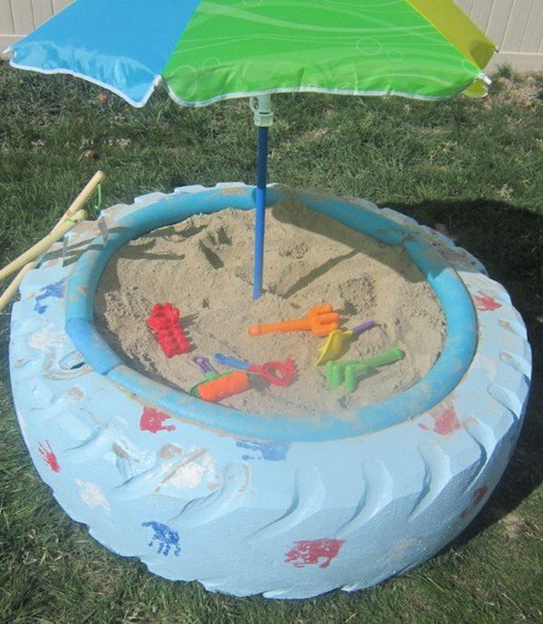 وضع بعض الرمال لكي يلعب به الأطفال