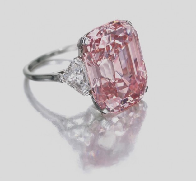 خاتم من الماس الوردي