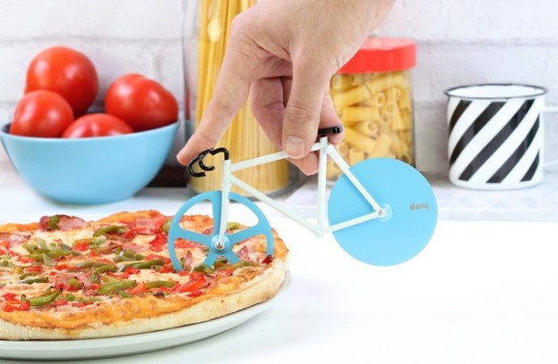 سكين خاص لتقطيع البيتزا على شكل دراجة هوائية