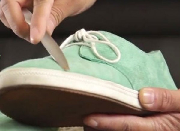 استخدمي المبرد لإزالة الأوساخ العالقى عل طرف الأحذية