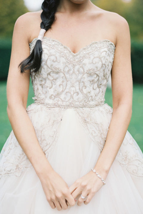 فستان زفاف مطرز بالكريستال