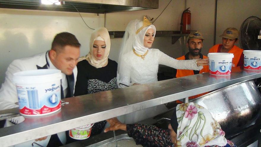 عروسان تركيان يحتفلان بزفافهما بإطعام4000 لاجئ 