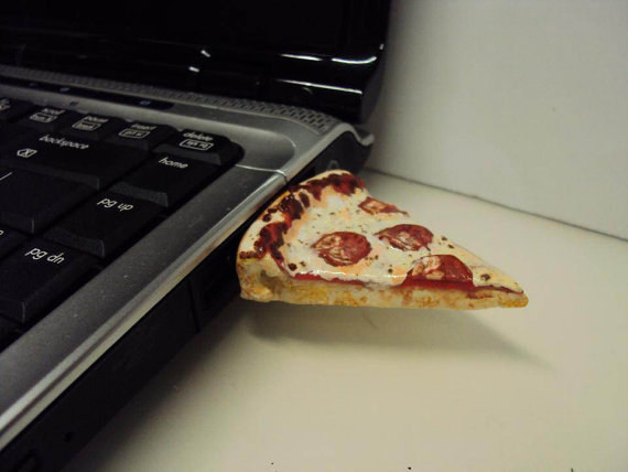 فلاش على شكل قطعة من البيتزا