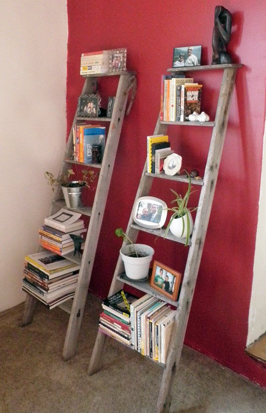 يمكنك تحويل السلالم القديمة إلى رفوف للكتب و النباتات