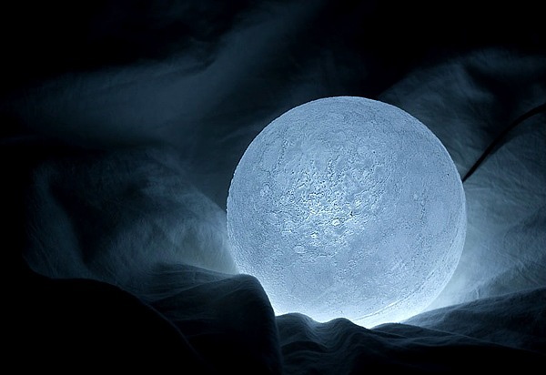 مصباح على شكل قمر