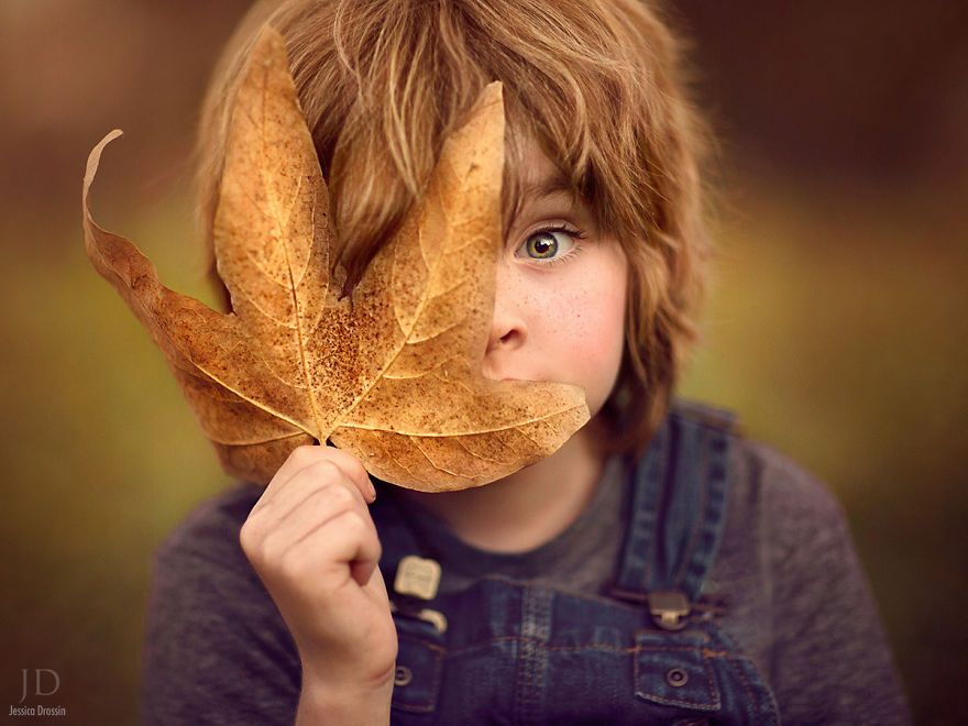 مصورة تلتقط صور لأطفالها في أجواء الخريف السحرية
