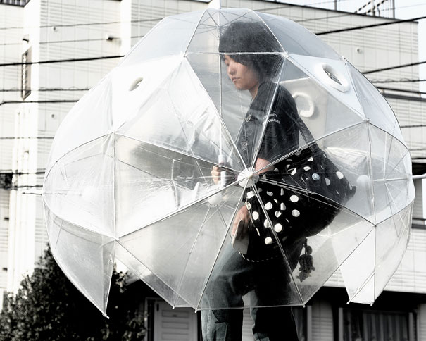 مظلة بيضاوية تحمي كامل الجسم