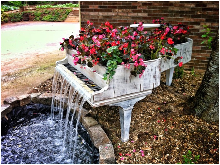 إعادة استخدام بيانو قديم في الحديقة
