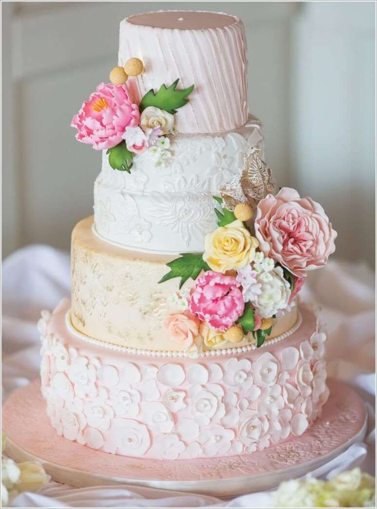 كعكة زفاف من عدة طبقات ملونة و مزينة بالزهور الجانبية