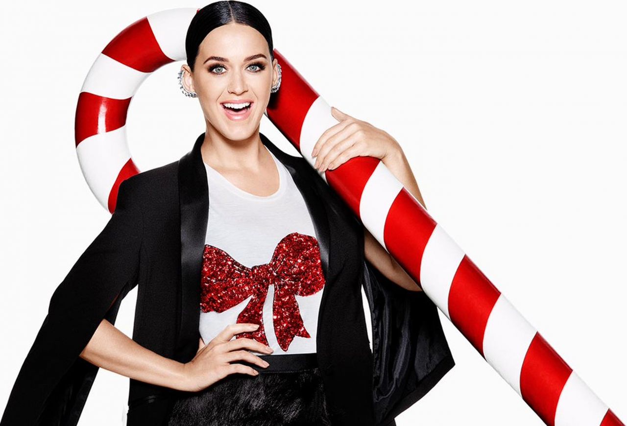 كاتي بيري بإطلالة شيك في حملة H&M الدعائية