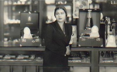 انتشرت بين مواقع التواصل الاجتماعي، صورة للست أم كلثوم خلال زيارتها الأولى لحلب عام 1931، وهي تتسوق في متجر شاهين، وخلفها بعض الآثار والإكسسوارات. 