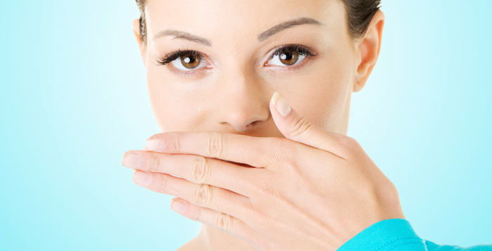 10 طرق تخلصك من رائحة الفم الكريهة