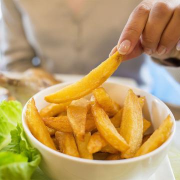 800_woman-eating-french-fries