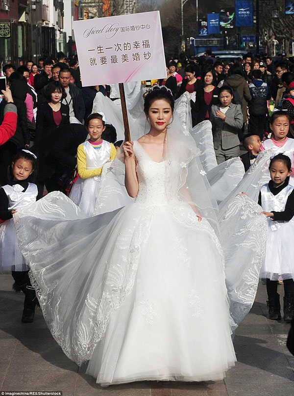 عارضة أزياء تجوب شوارع الصين بفستان يبلغ طوله 100 متر! 