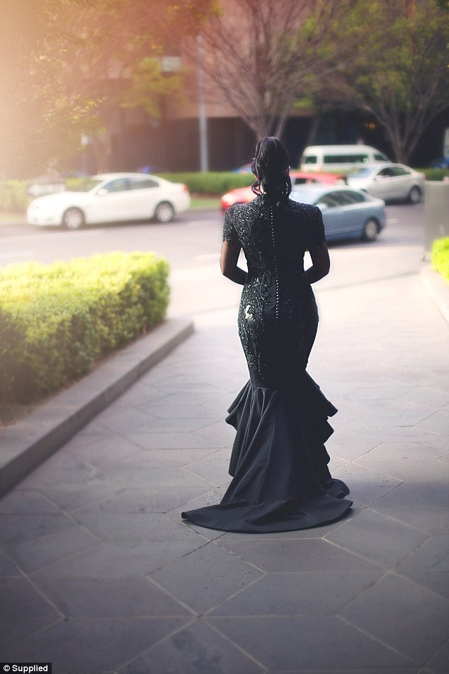 فستان زفاف أسود