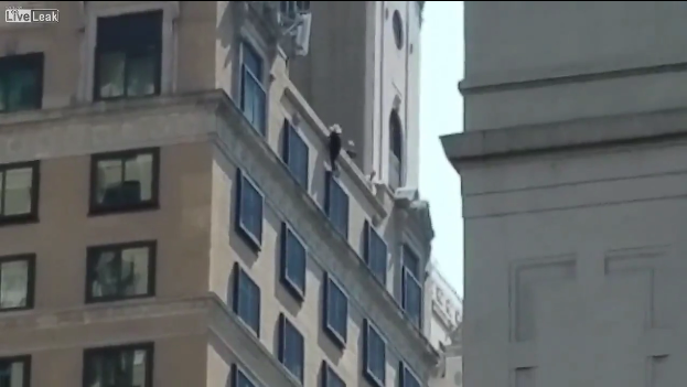 فيديو إنتحار سيدة امريكية من اعلى فندق في نيويورك