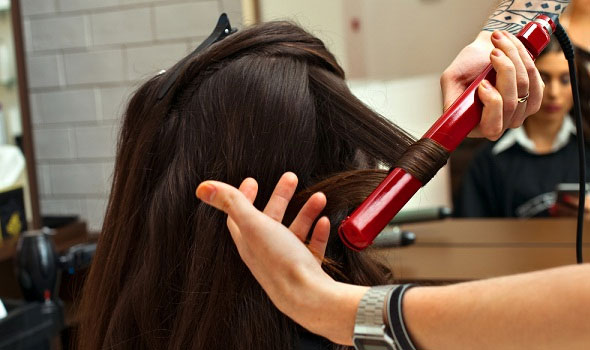 عدة اخطاء في استخدام مكواة الشعر تجنبيها