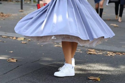 كيف تنسقين الأحذية الرياضية مع الفساتين بطريقة أنيقة؟